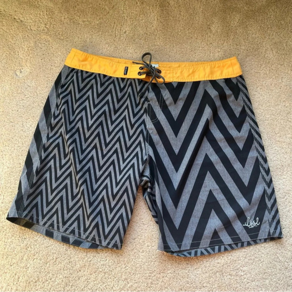 Lost Enterprises Men’s Black & Gray Chevron Print Board Shorts - Size 38 - VGUC